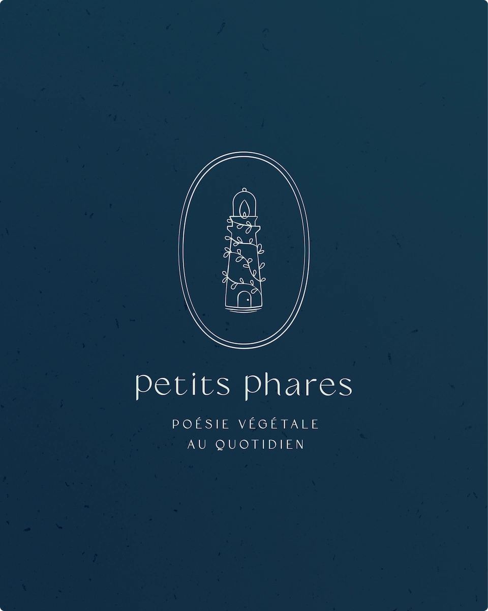 Le logotype de la marque Petits Phares, créé par le Studio La Juria, est appliqué sur un fond texturé bleu foncé. Le logo contient un macaron ovale avec une illustration de phare entouré de végétaux, et du texte Petits Phares, Poésie végétale du quotidien en dessous dans une typographie élégante.