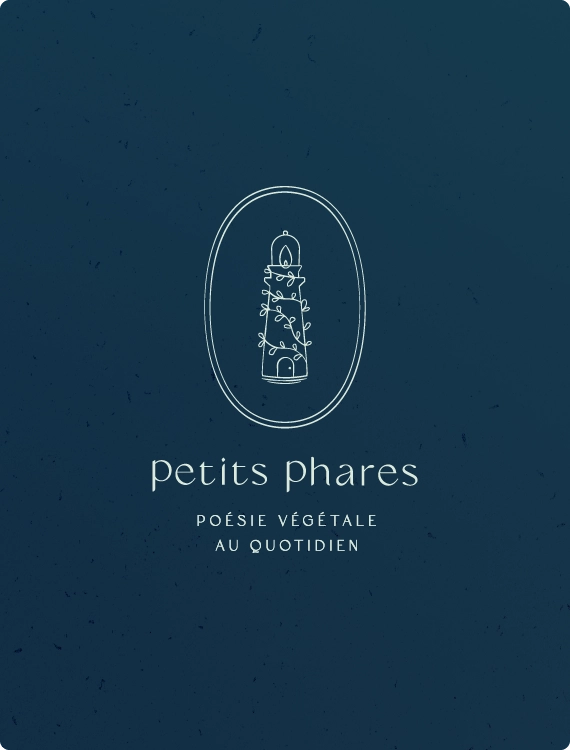 Le logotype de Petits Phares, une marque accompagnée par le Studio La Juria. Il comporte un macaron ovale avec un phare entouré de lianes végétales et surmonté d'une petite flamme sous cloche de verre en haut. Dessous est écrit dans une police élégante et fine "petits phares", et en dessous encore dans une typographie similaire "poésie végétale du quotidien".